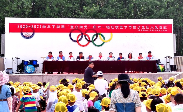 六一前为蛟龙小学捐赠图书及学习用品.jpg