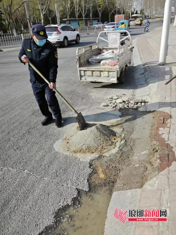 临沂：城管修补道路 美化环境忙不停